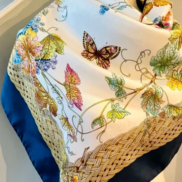 Gucci silk grape vines bees butterfly’s multicoloured fall leaves scarf - Picture 4 of 9